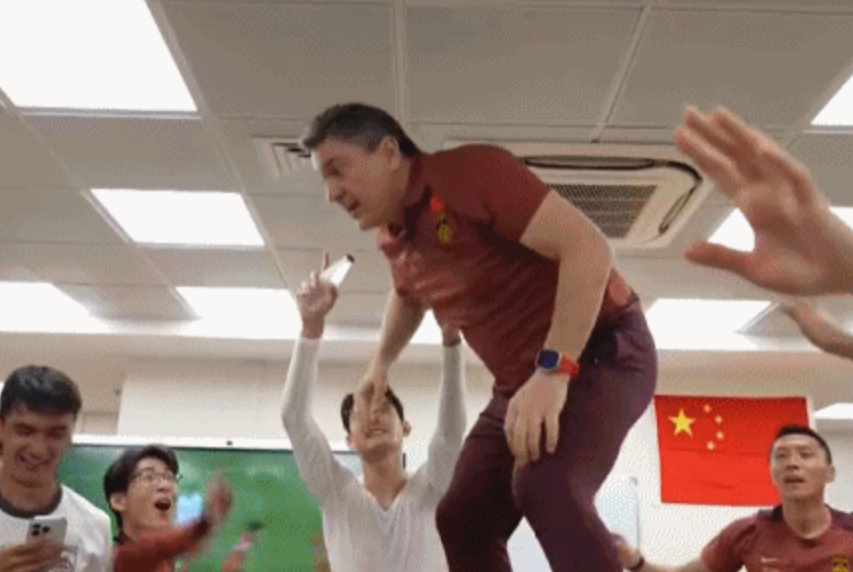 pg游戏-球员起哄！安东尼奥罕见失控，站桌上跳旋转舞，球迷：想起陈戌源